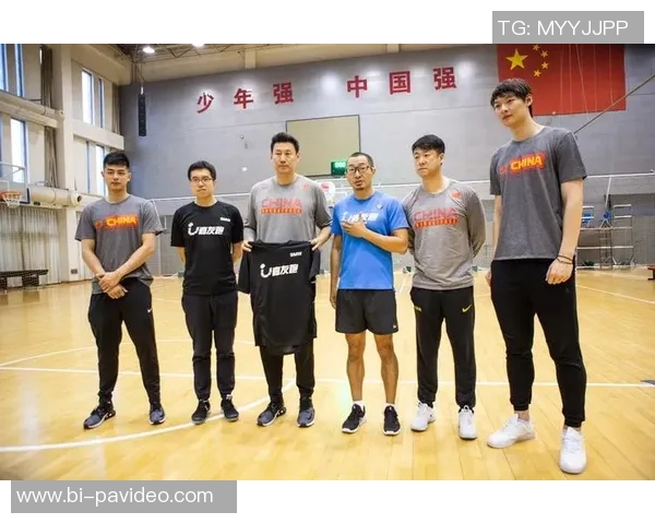 李楠率中国男篮红队12人正式亮相直言要先抓作风